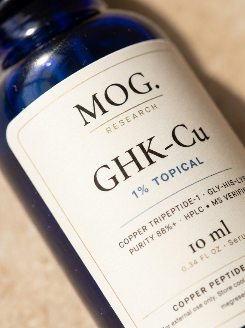 Macro of the MOG Glow Peptide Serum label